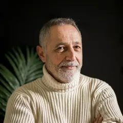 Illustrative portrait shown with Robert's review